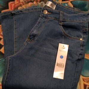 Women's Just Be Medium Wash Stretch Capri Jeans Medium NWT